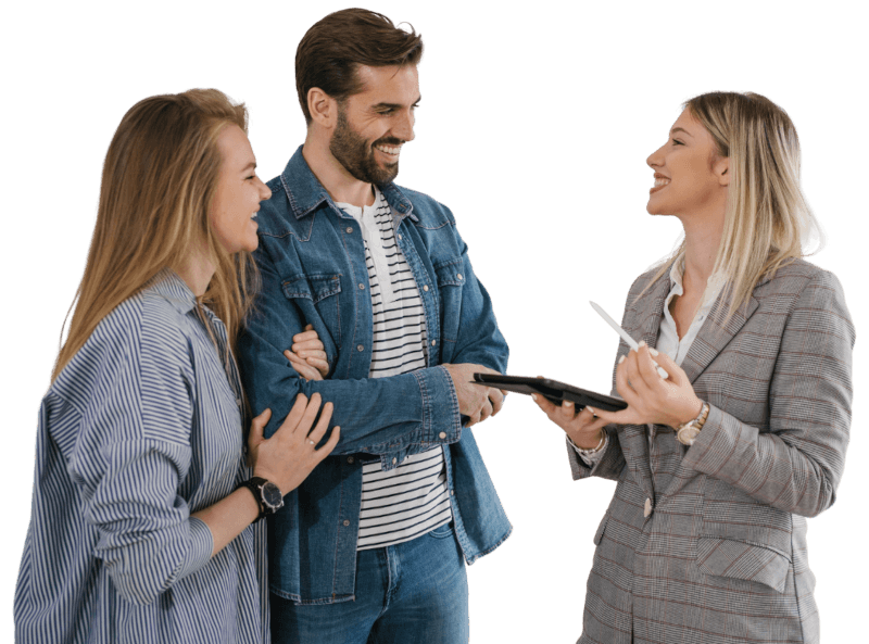 Una pareja hablando con una agente inmobiliaria